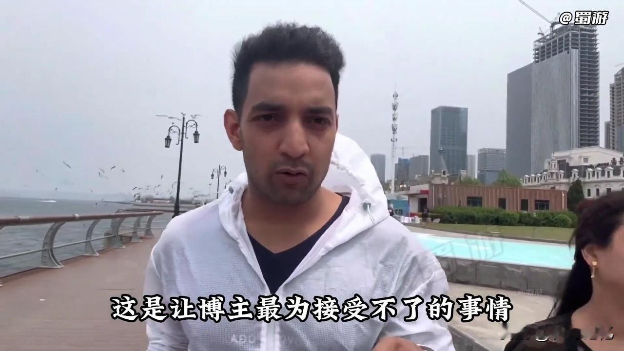 近日一名印度博主来中国旅游，结果中途他还抱怨了起来！他说在其他国家都没有这种
