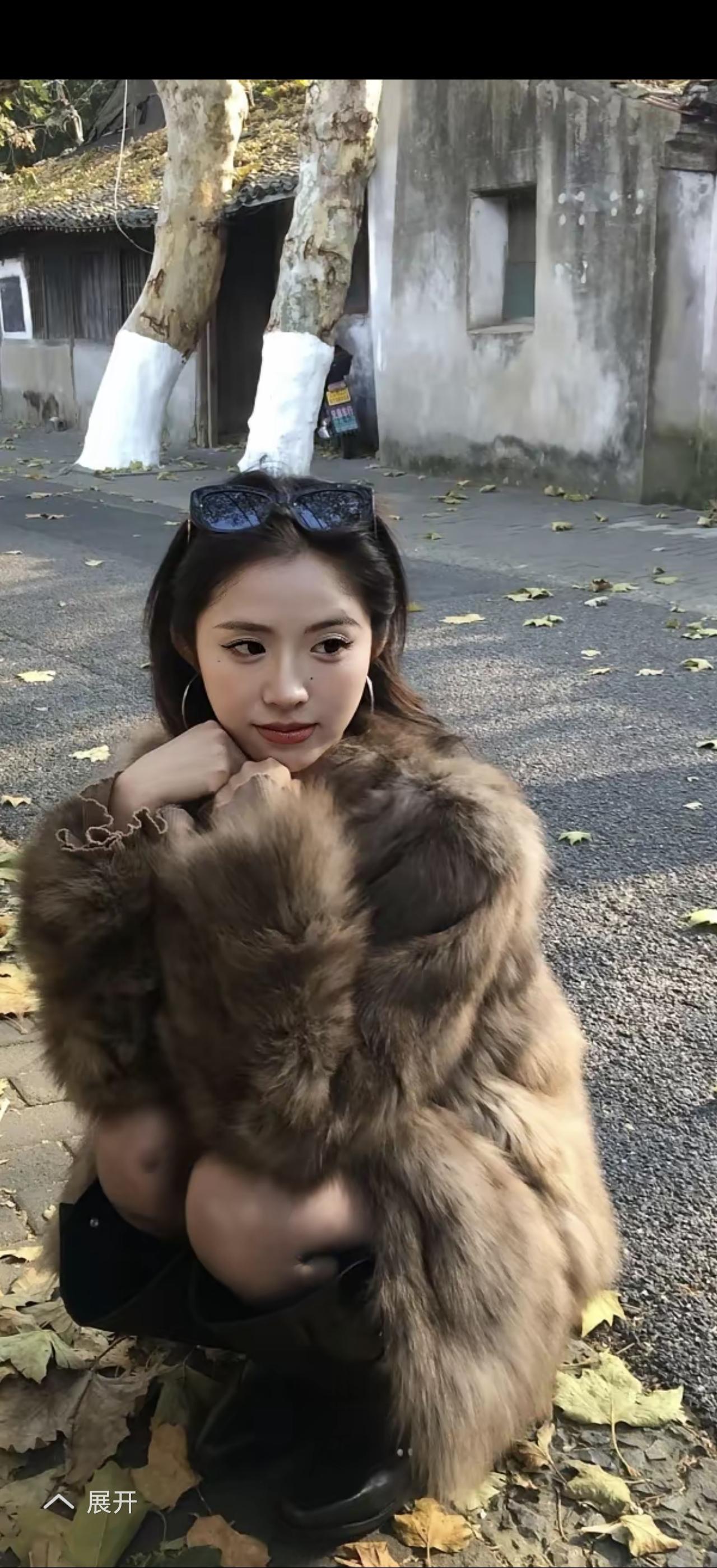 秋日暖阳下，毛绒外套与落叶的浪漫邂逅。