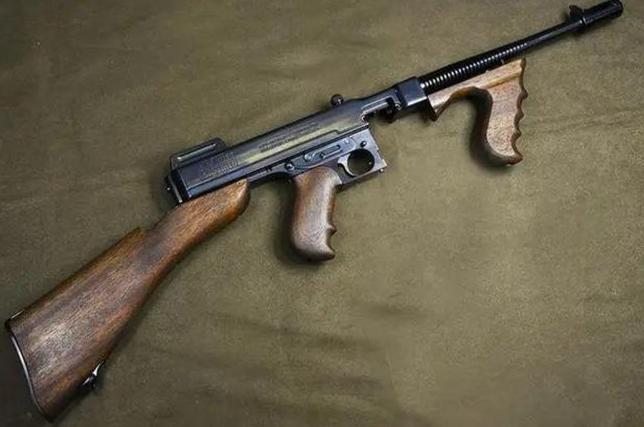 1935年阎锡山脑洞大开：冲锋枪射程不够？拉长枪管，结果200米外子弹乱窜，全成