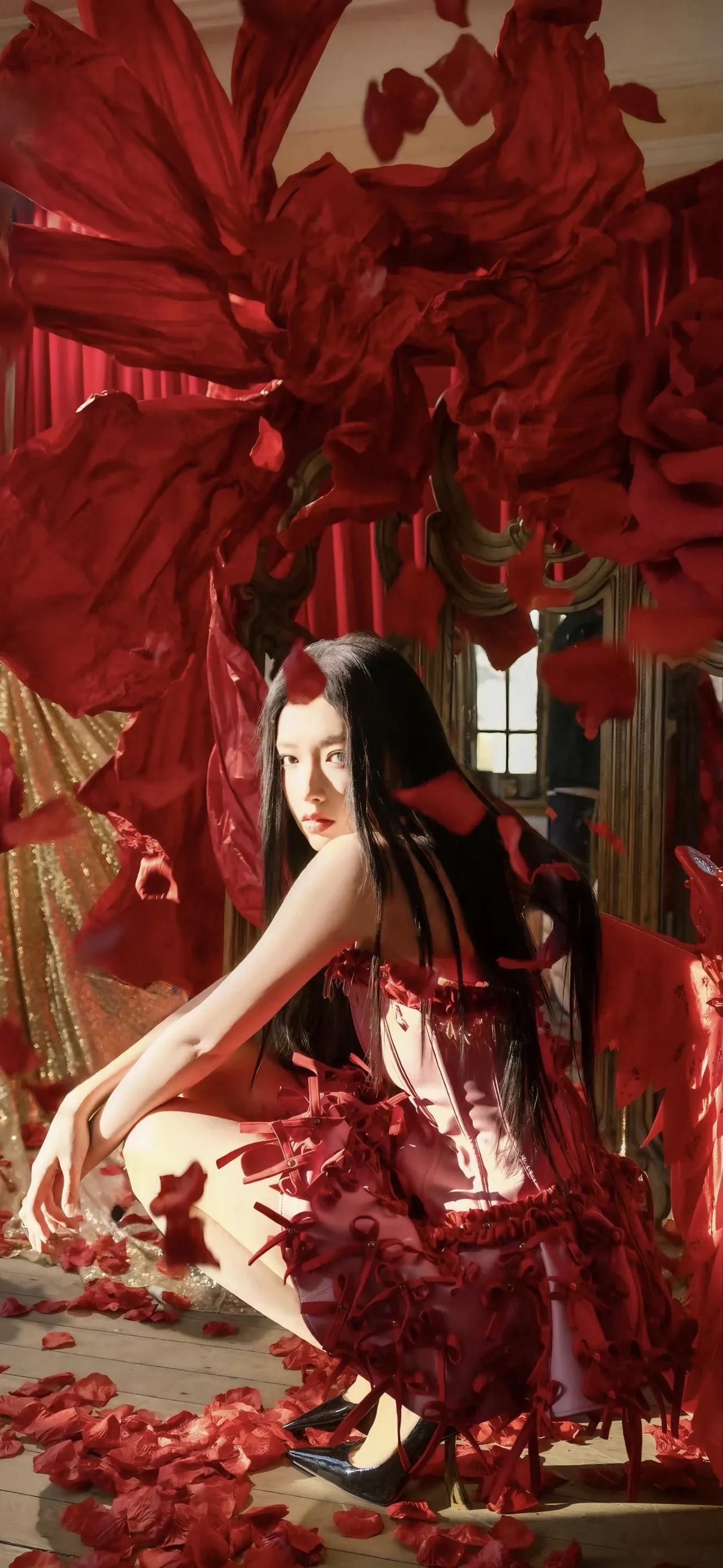 程潇，巨型红玫瑰织就浪漫梦境，少女身着红裙，在漫天纷飞的花瓣里，将热烈与魅惑揉进