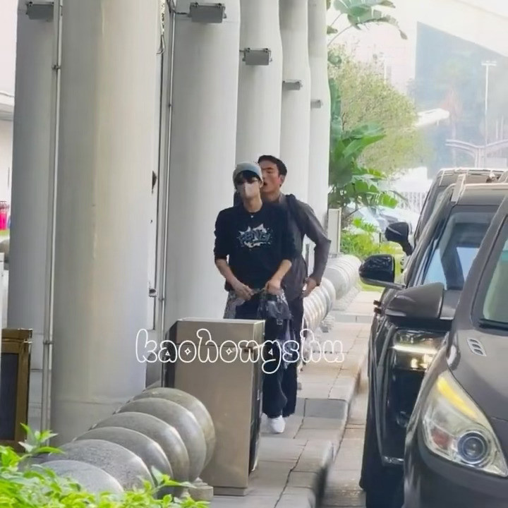 工作人员：您好，这边请🦔：等一下，我要先去那边和粉丝打招呼🥺司机大哥：嗑到了