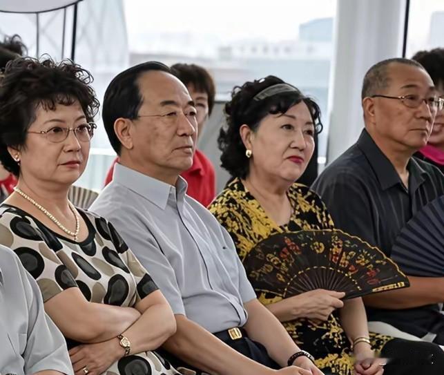 那年，几位京剧表演艺术家正在开会，他们个个严肃认真，神情专注得仿佛周围的一切都不
