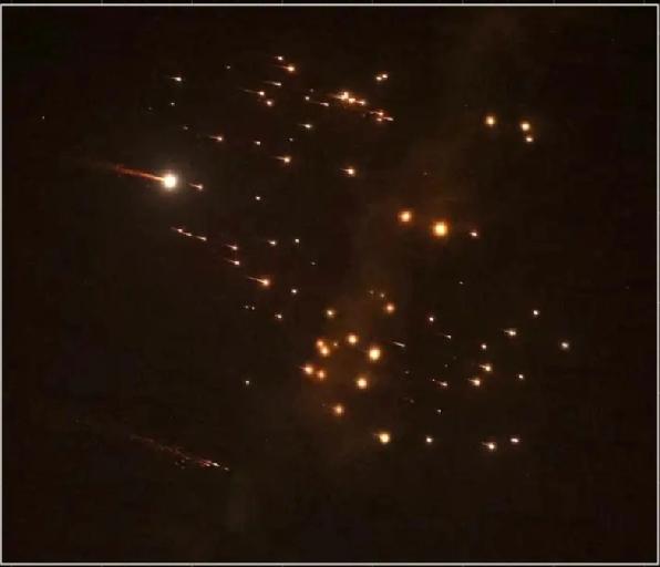 以色列特拉维夫上空的集束弹药——一种旨在扩大杀伤范围的武器。这类导弹会在半