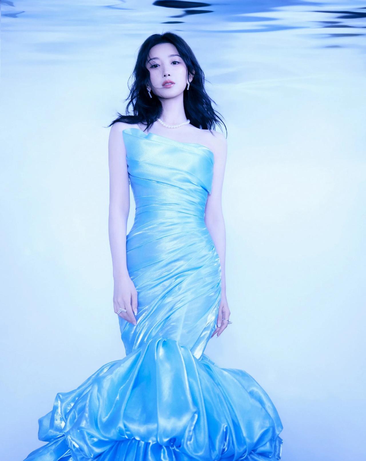 毛晓彤清冷人鱼姬氛围感！毛晓彤蓝色美人鱼毛晓彤这个清冷人鱼姬造型真是美到我心
