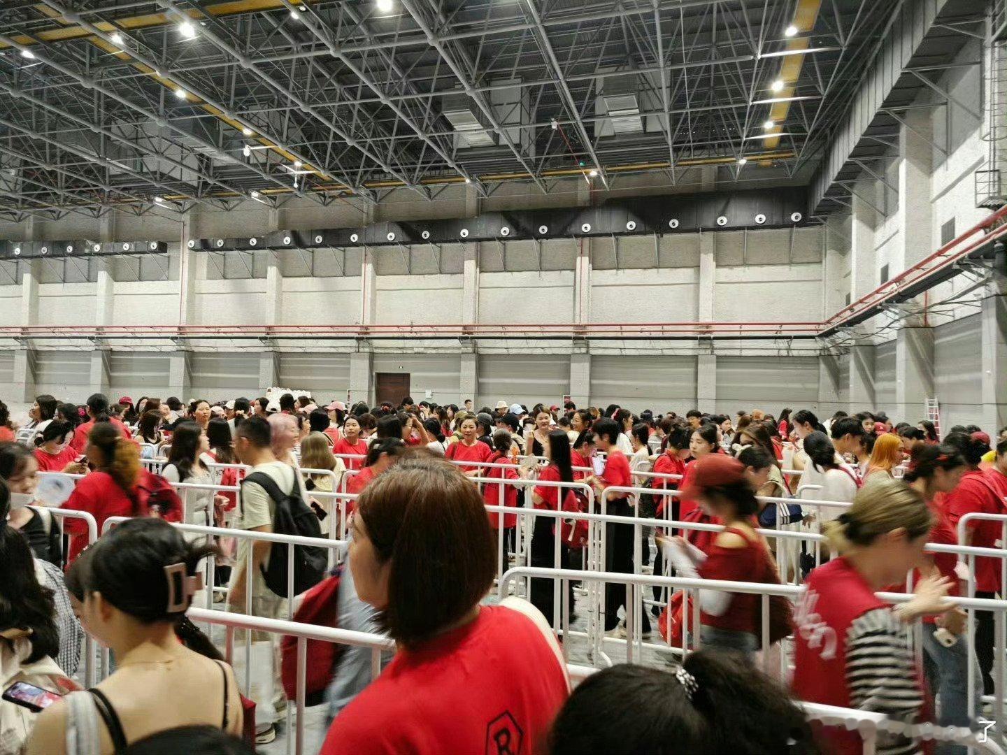 现场的嘉人姐姐，有应援物可以领还有国超的逆应援QAQ​​​