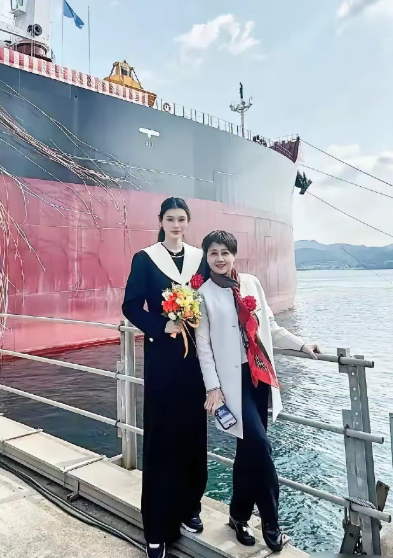 从四太这个身体语言来看，她对奚梦瑶这个儿媳妇还是很满意​​​