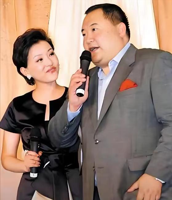 1995年，杨澜留学回来，要和月薪2000元的老公离婚，她老爸劝她：一兵对你那么