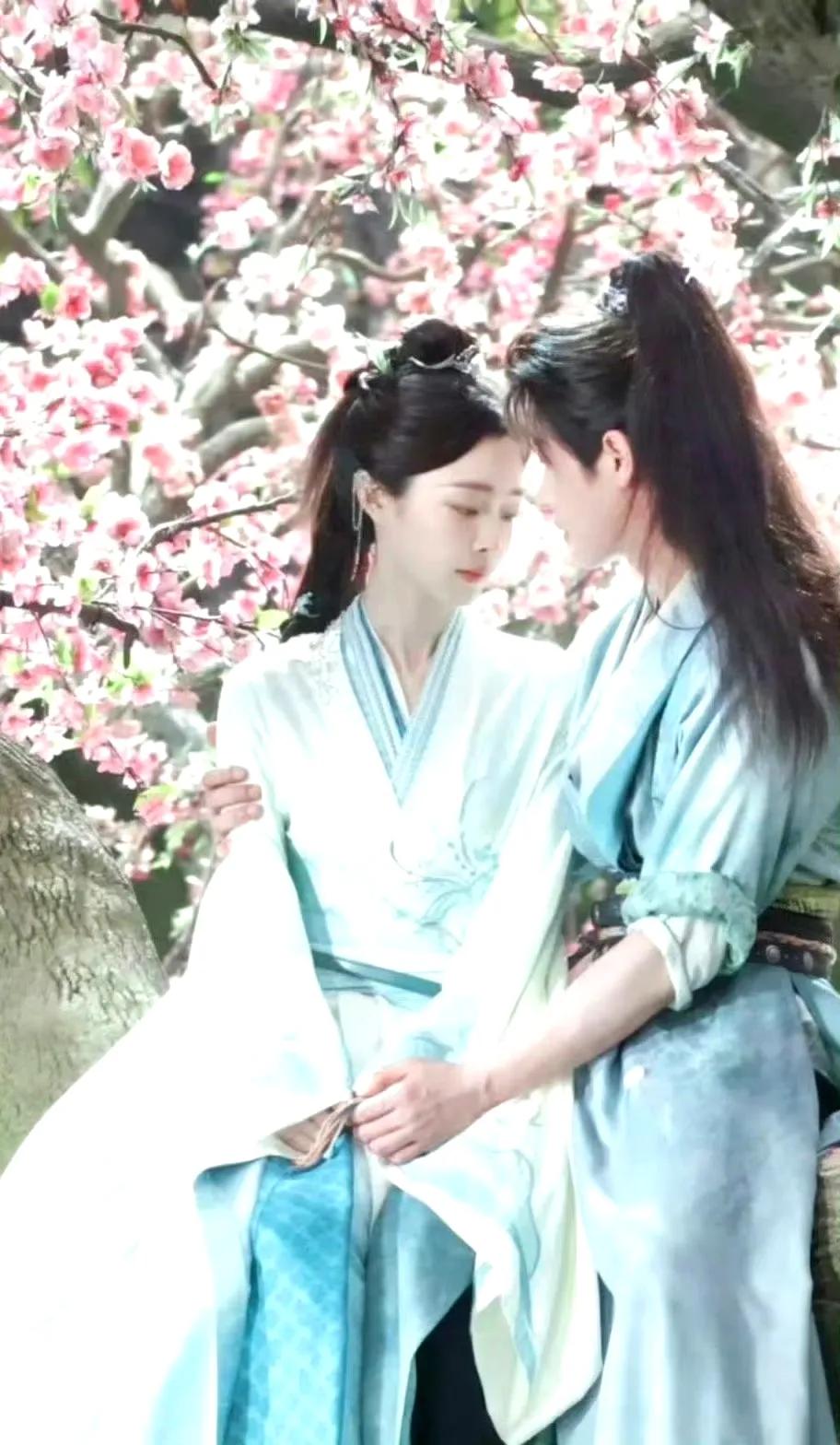 刘宇宁直播里那股子兴奋劲儿藏都藏不住，对着镜头直嘬牙：“《与晋长安》那OST我唱