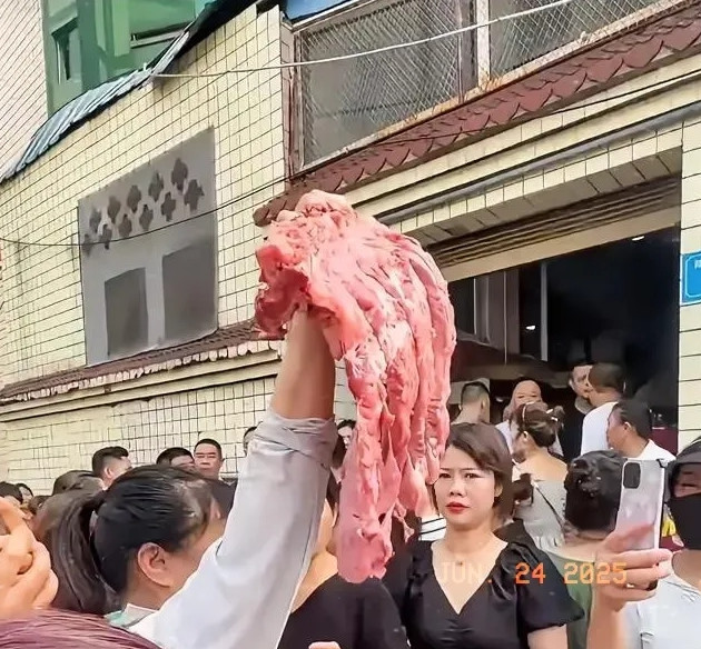 富顺鲲鹏公司食材风波，家长怒拦问题排骨