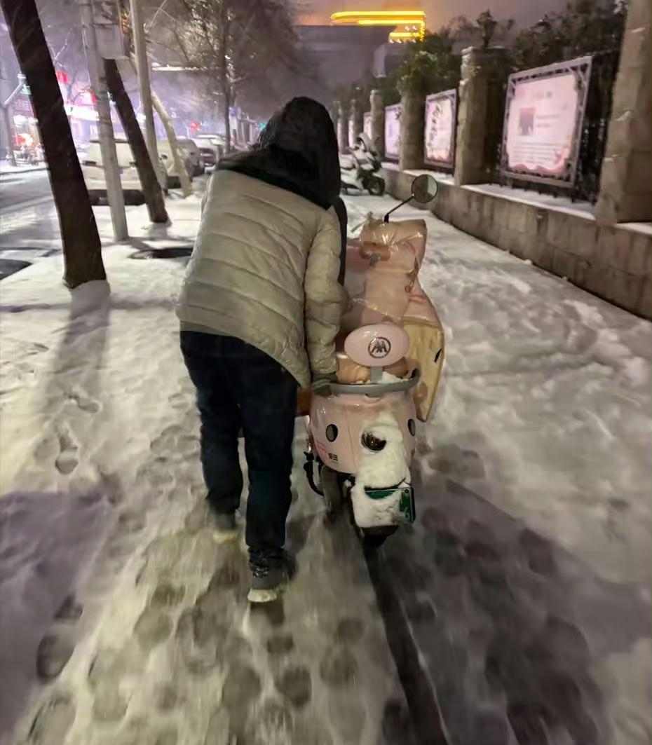 郑州这个女生好机智，大雪天下夜班骑电瓶车打滑，叫了个货拉拉连人带车一起送回家了，