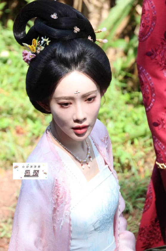 孟子义尚公主唐妆粉裙路透孟子义尚公主粉裙路透从服饰到仪态，孟子义在尚公主路透中