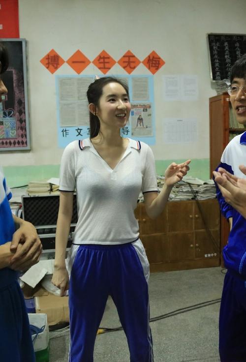 【现在的校服也太好看了】还有比《遇见你真好》中王玉雯这身校服好看的吗？