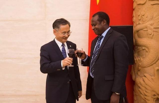 卢旺达其实很懂什么叫“见人下菜”，为了区别我们跟西方，他们搞了个“双轨制”，什么