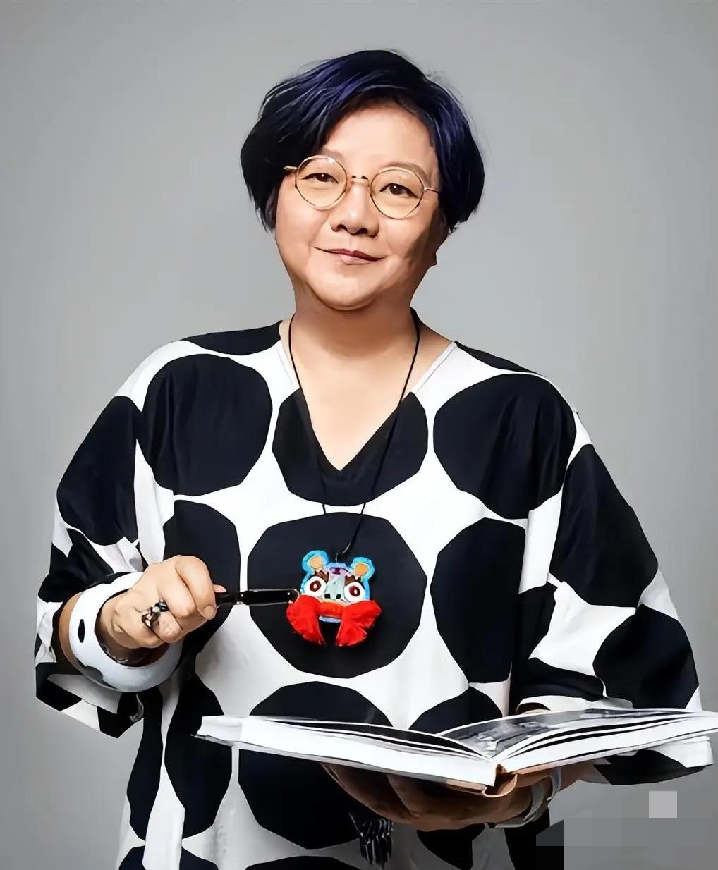 洪晃一句话，把俩“名媛”的底裤扒了直接戳穿田朴珺、杨澜的“假精致”，说她