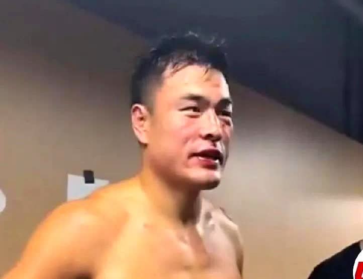 一记低扫腿把张名扬放倒，镜头里他爬起就鞠躬道歉，嘴里连说对不起。他把失败揽到