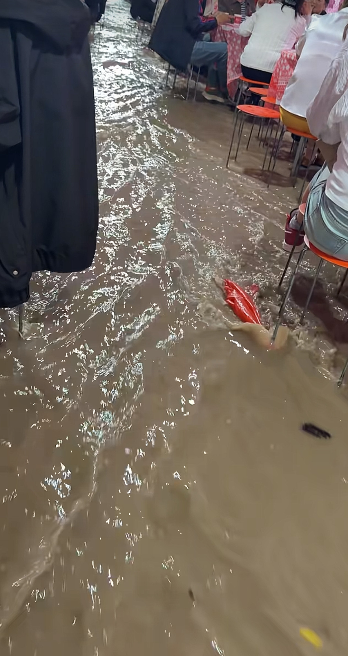 婚宴遇暴雨 秒变“流水席”