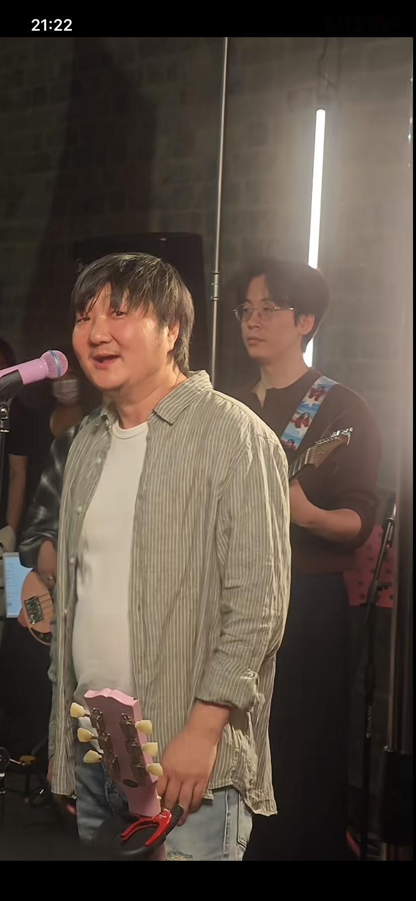 在西安小南门城墙下看到的一幕演员王大治在这里卖唱、搞直播了感觉王大治一下子老