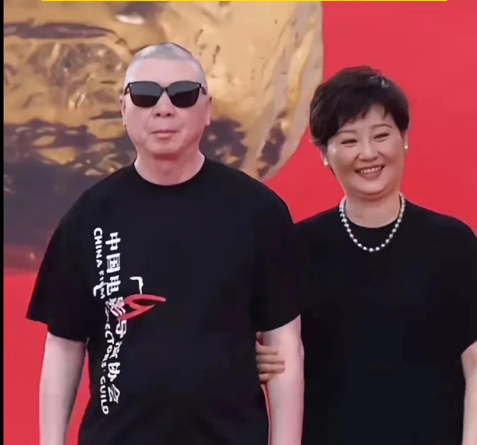 冯小刚徐帆夫妇，中国电影导演之夜，二人同走红毯，徐帆一直挽着冯小刚胳膊，采访时还
