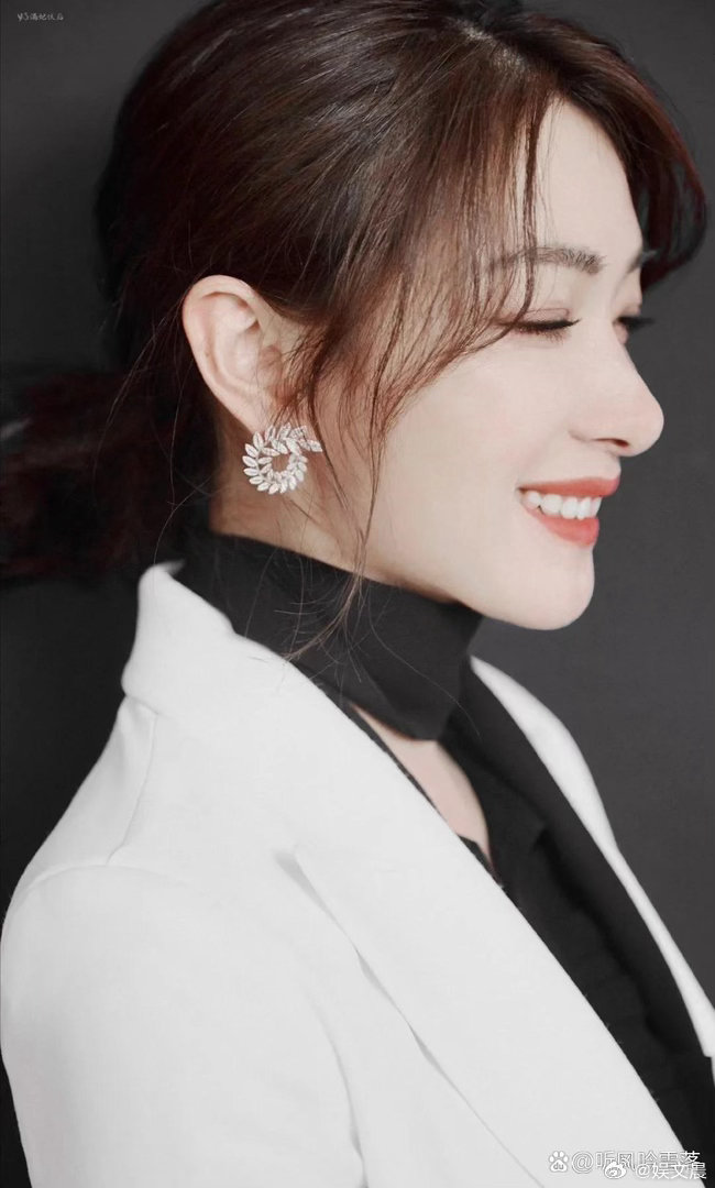 都说万茜侧颜无敌，看完真的被惊艳到，清冷又精致，气质太绝了！