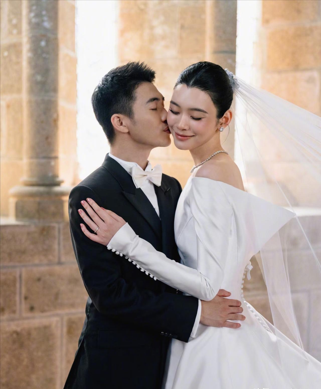 奚梦瑶不愧是维秘御用超模，在法国古堡拍婚礼大片，这满屏的曼妙身姿也是绝了，一眼望