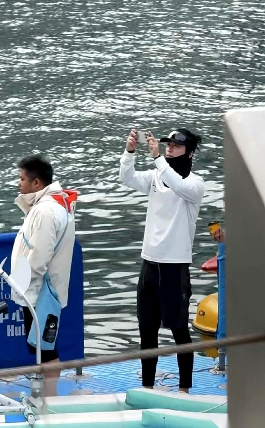 都说他俩要离了。结果呢？人家在香港游艇会，扎个小揪揪，又高又瘦，拿着手机自顾自