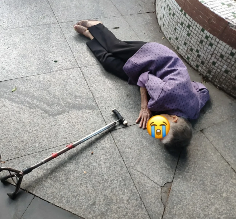 报应来的太快了！！近日，在某地发生一起年过八十的老人摔倒在地，经过路人的反应
