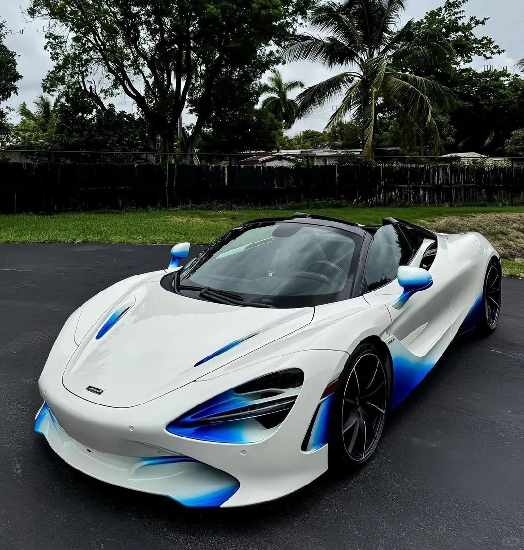 迈凯伦720SSpider，这个蓝边点缀可称点睛之笔车的新衣