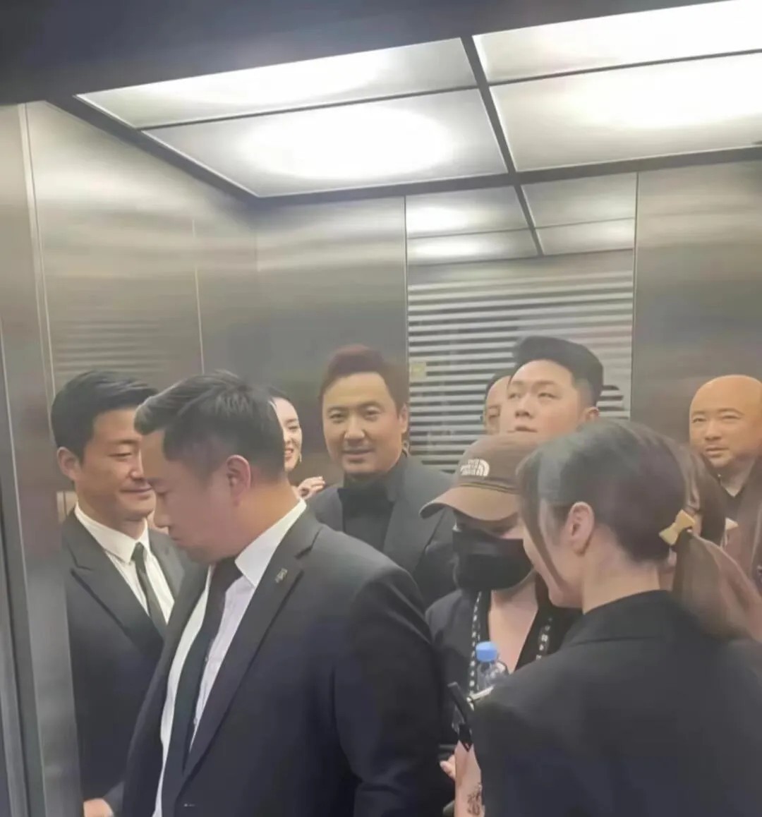 如果你也进了这部电梯，你会说什么