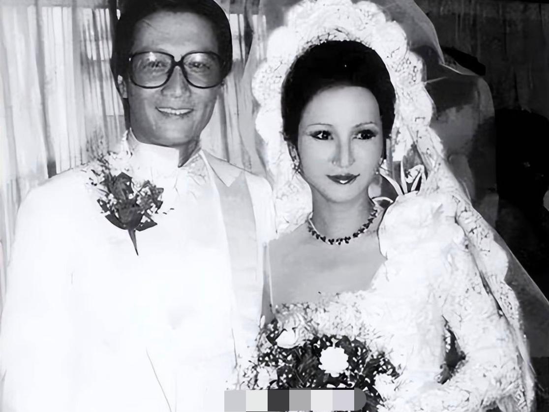 70年代一张绝版合影，记录下谢贤与狄波拉新婚时的甜蜜瞬间。在海景别墅的庭院之中
