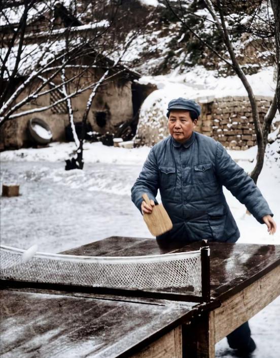 1944年，延安。毛主席的右肩疼得抬不起来，药、针灸、热敷都试过了，没有什么效果