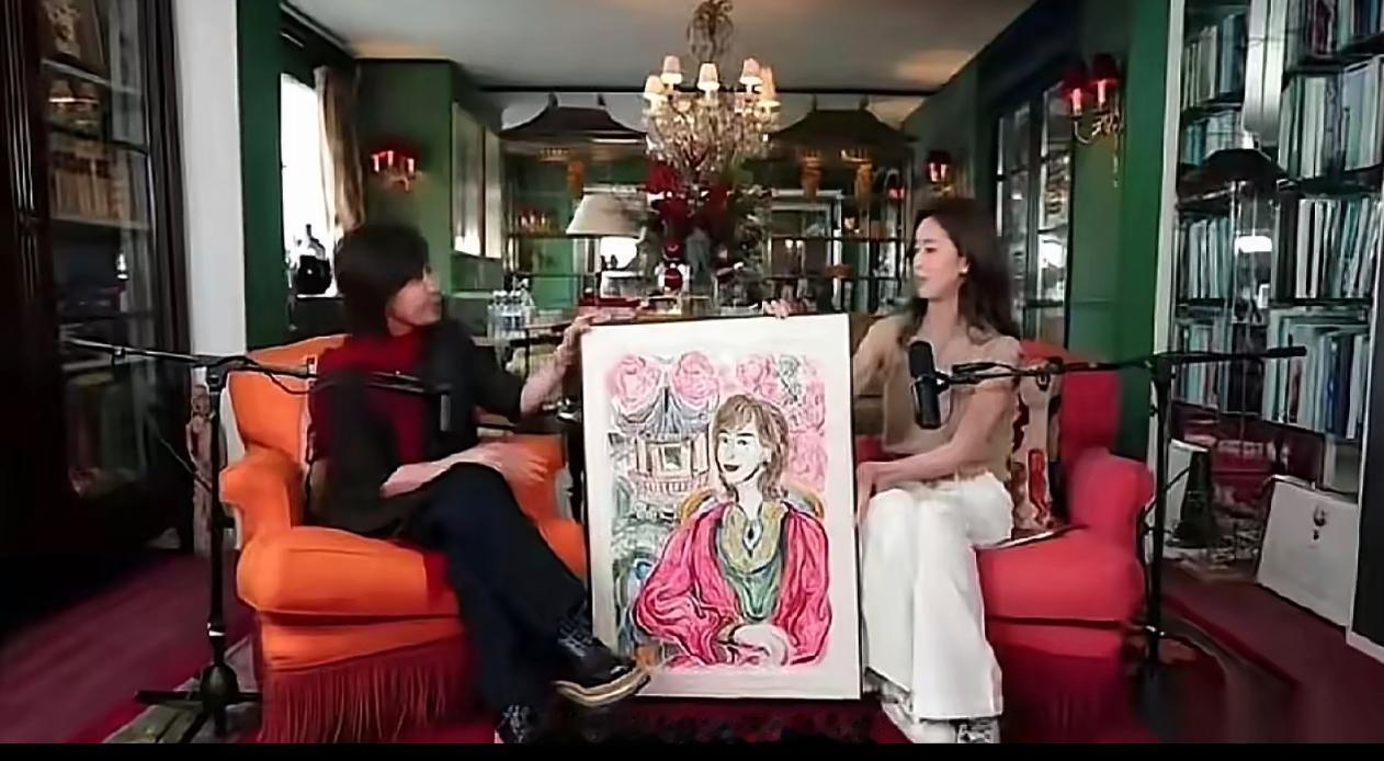 章泽天送画好尴尬，刘嘉玲接礼段位高。果然姜还是老的辣。章泽天在刘嘉玲面前还是