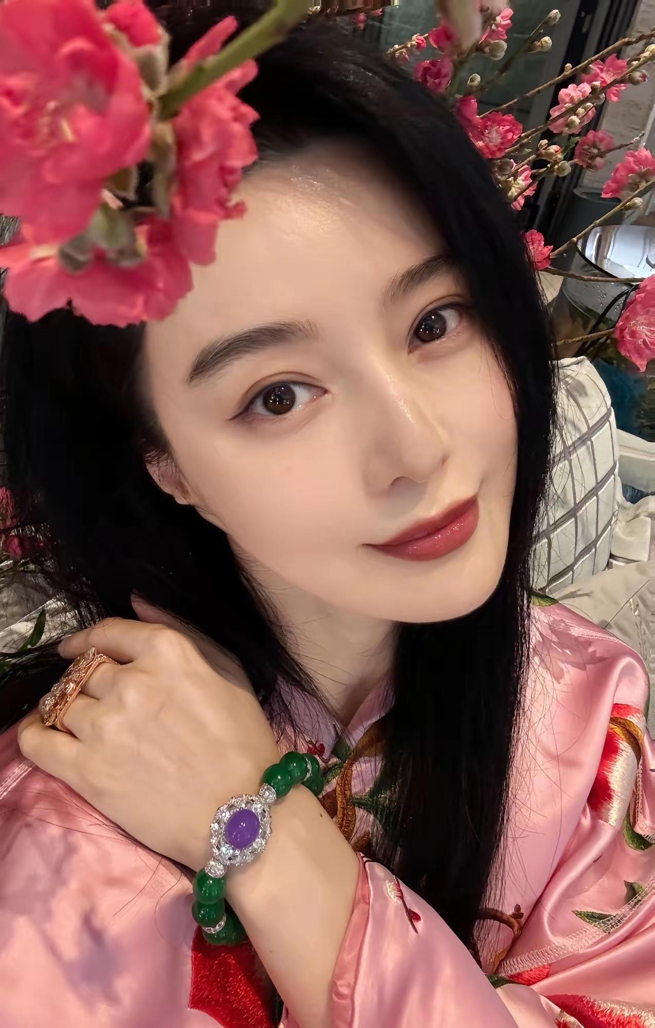 当年的红毯女王，这颜值是真高啊！大年初一，她晒出一组新春美照，整个人状态好