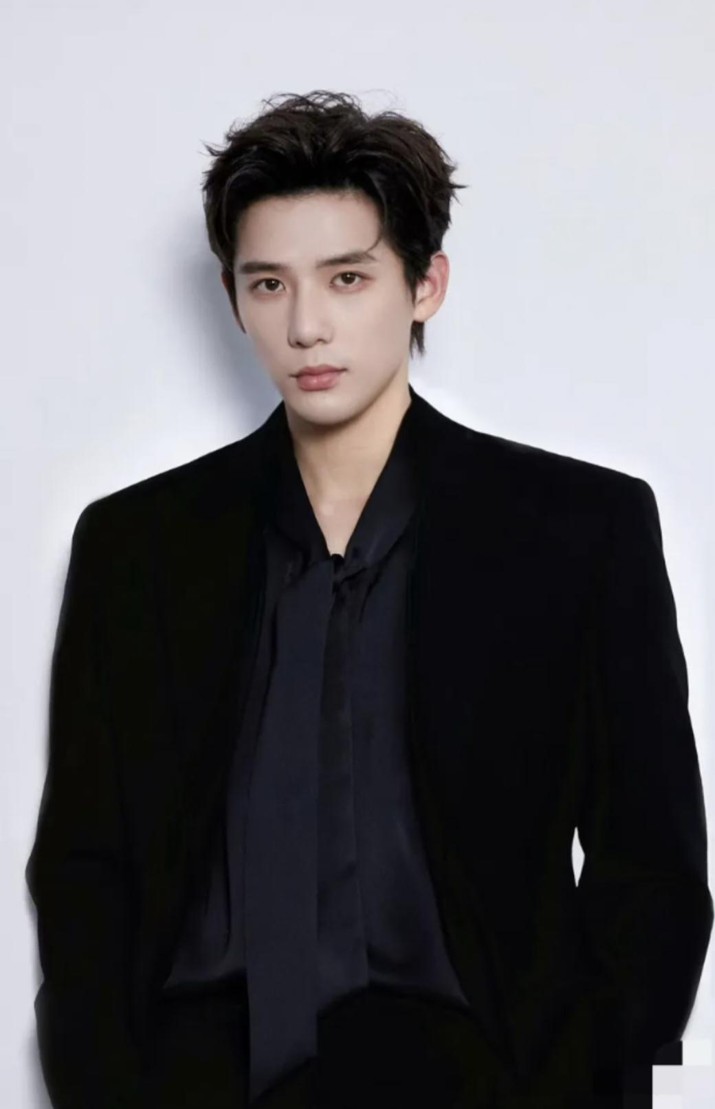 2018年，杨天真签下19岁播音主持专业的王安宇，工作人员不解:“为什么要签他，