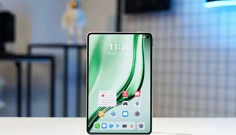 建议各手机厂商推出一款七到八英寸的大屏手机。如今，手机已成为人们随身携带的必备物