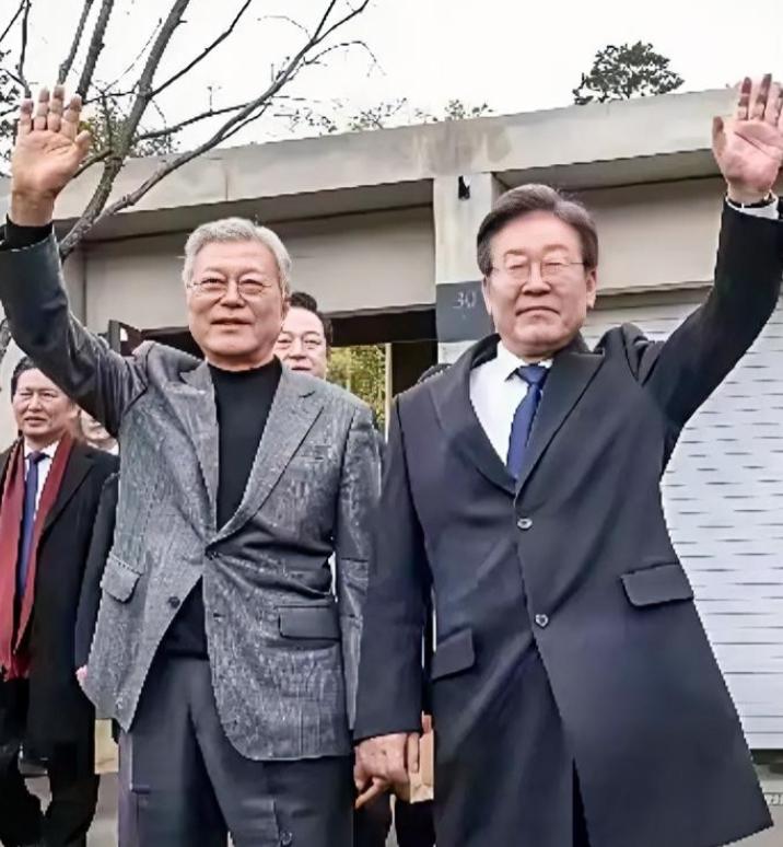 谁都没料到韩国政坛近期最大名场面，居然是现任总统李在明主动邀约前总统文在寅，时隔