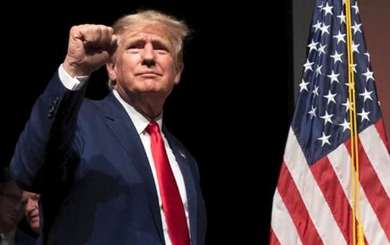 特朗普对华笑里藏刀，美军双航母带王牌抵达西太，解放军先发制人 面对记者追问台