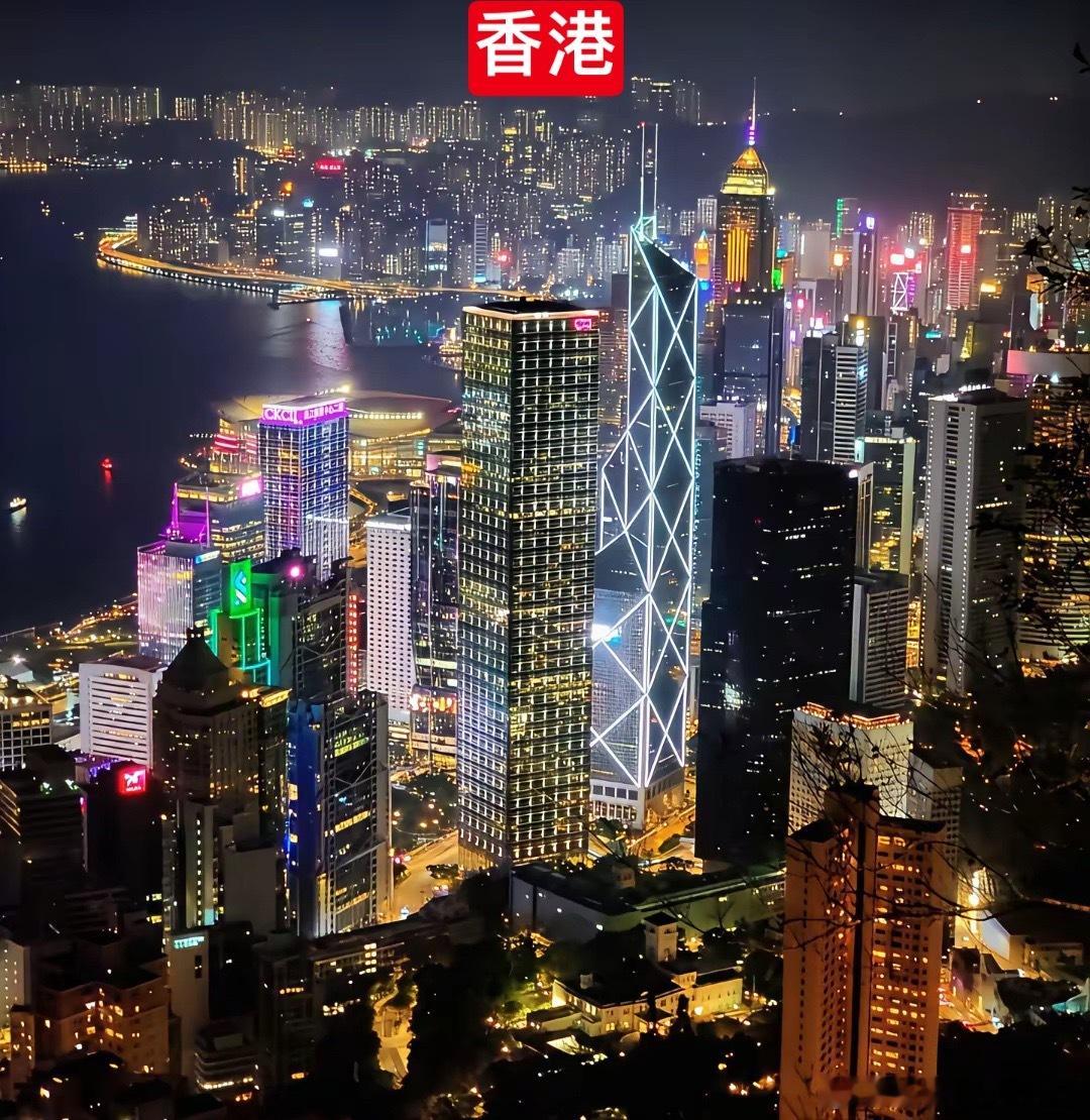 前三张香港的夜景后三张重庆的夜景你们觉得谁会更胜一筹呢？评论区说说你们的看法