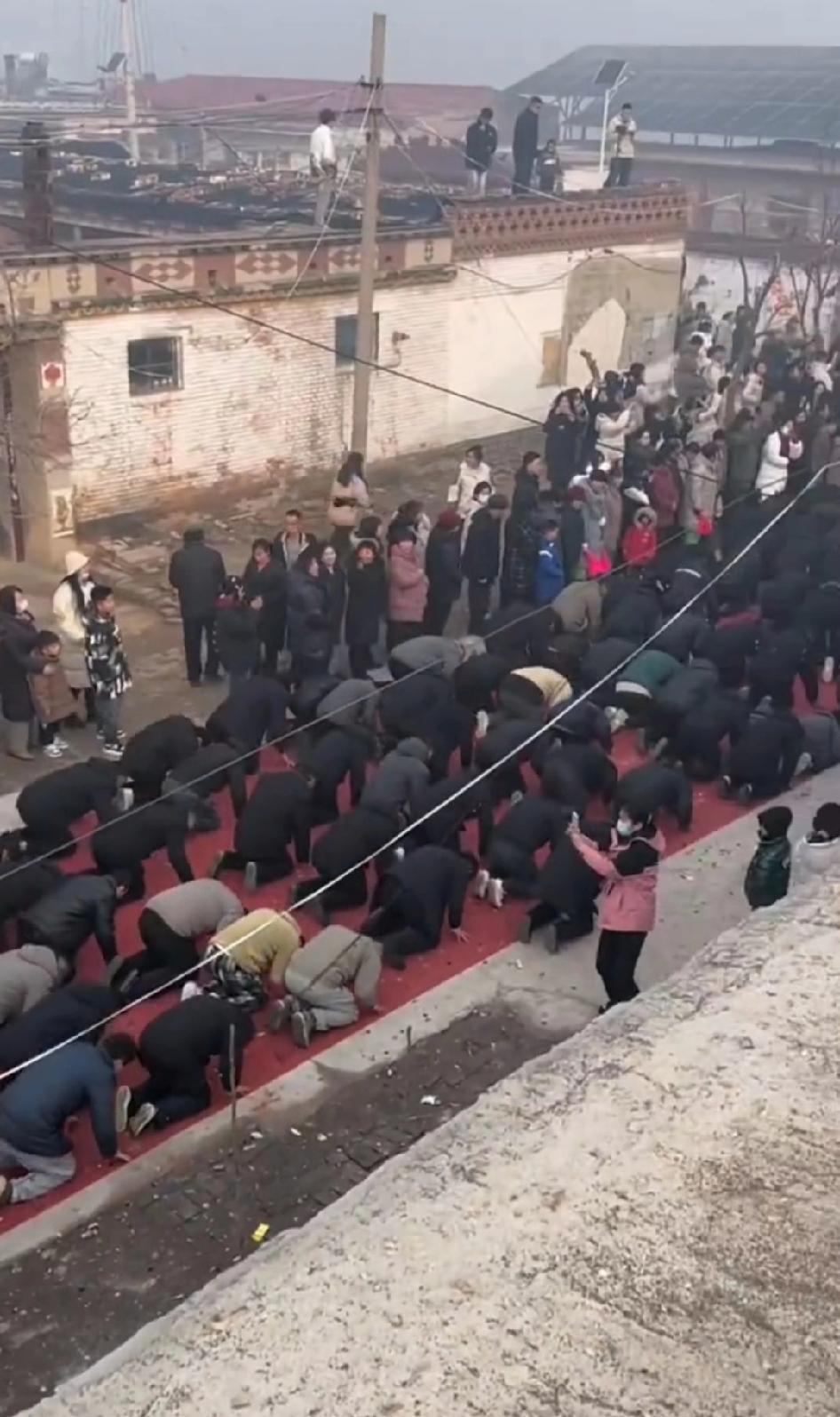 山东拜年名场面大家见过这样的场面吗？你那里都是怎样拜年的？