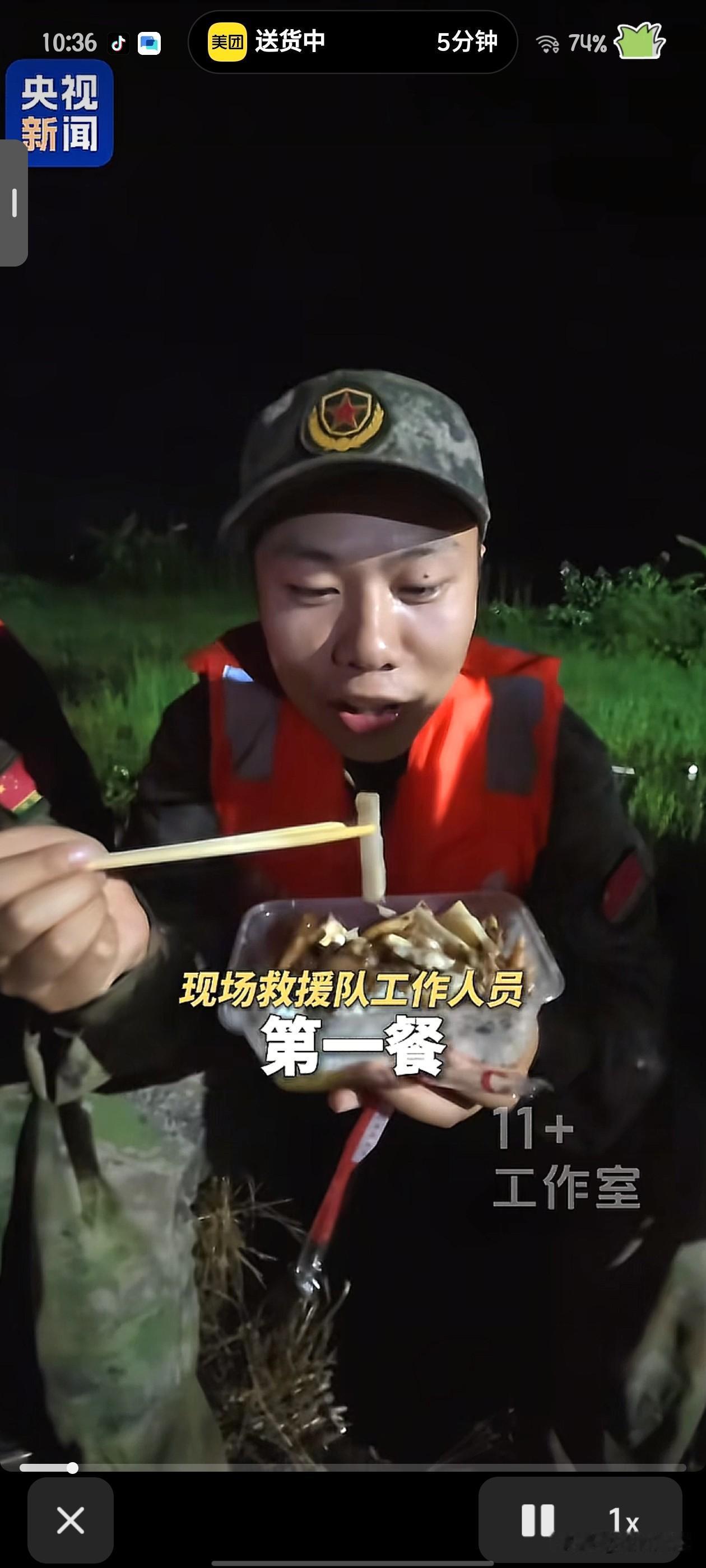 7月7日，广西贵港。村民为自发迎战洪峰的救援队员杀鸡煮饭。一口大锅，几样家常
