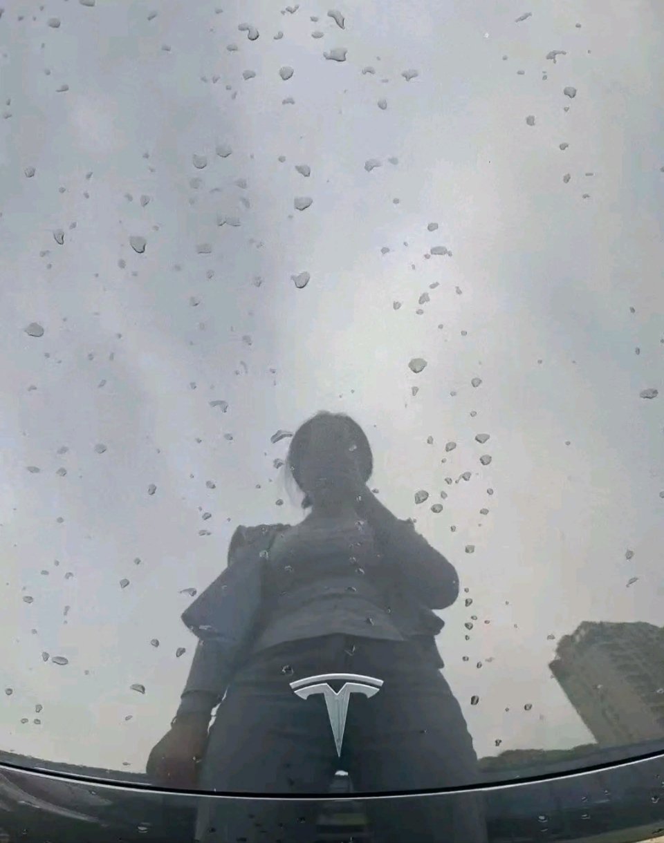 利用特斯拉车标的创意拍照，拍出了超人的感觉。