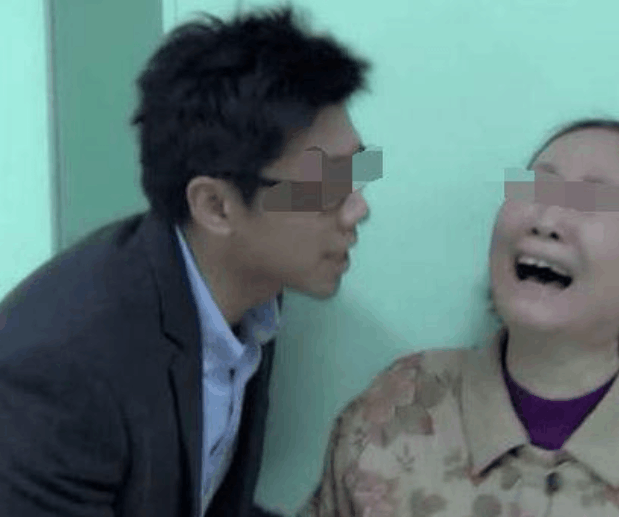 宝妈把两个月的女儿交给丈夫照看, 却发生了这种事, 宝爸愧疚得扇自己的脸