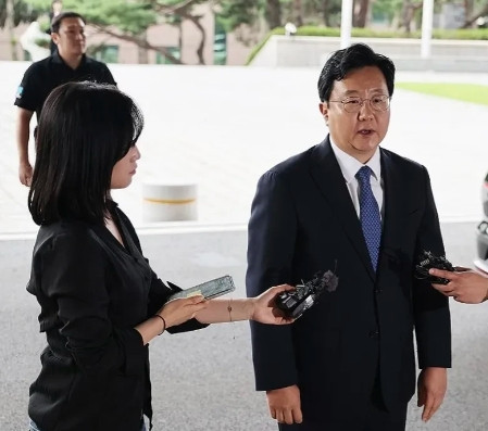7月4日，韩国新任首尔中央地方检察厅检察长郑镇宇正式到岗。首日上班，他在中央检察