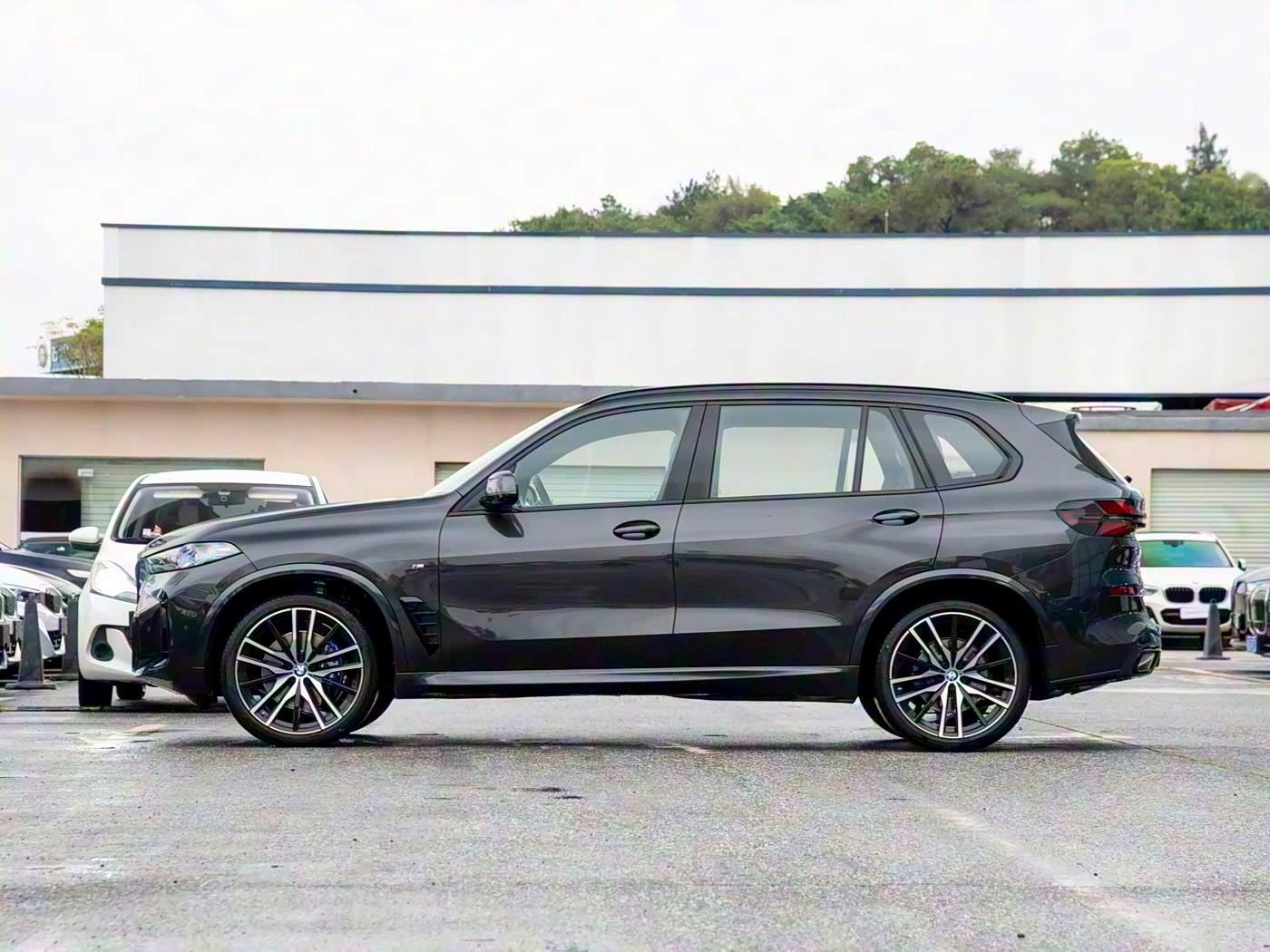 现在每天开电车，周末时不时开油车溜达溜达，其实油车这东西吧，日常用，动力是没有问