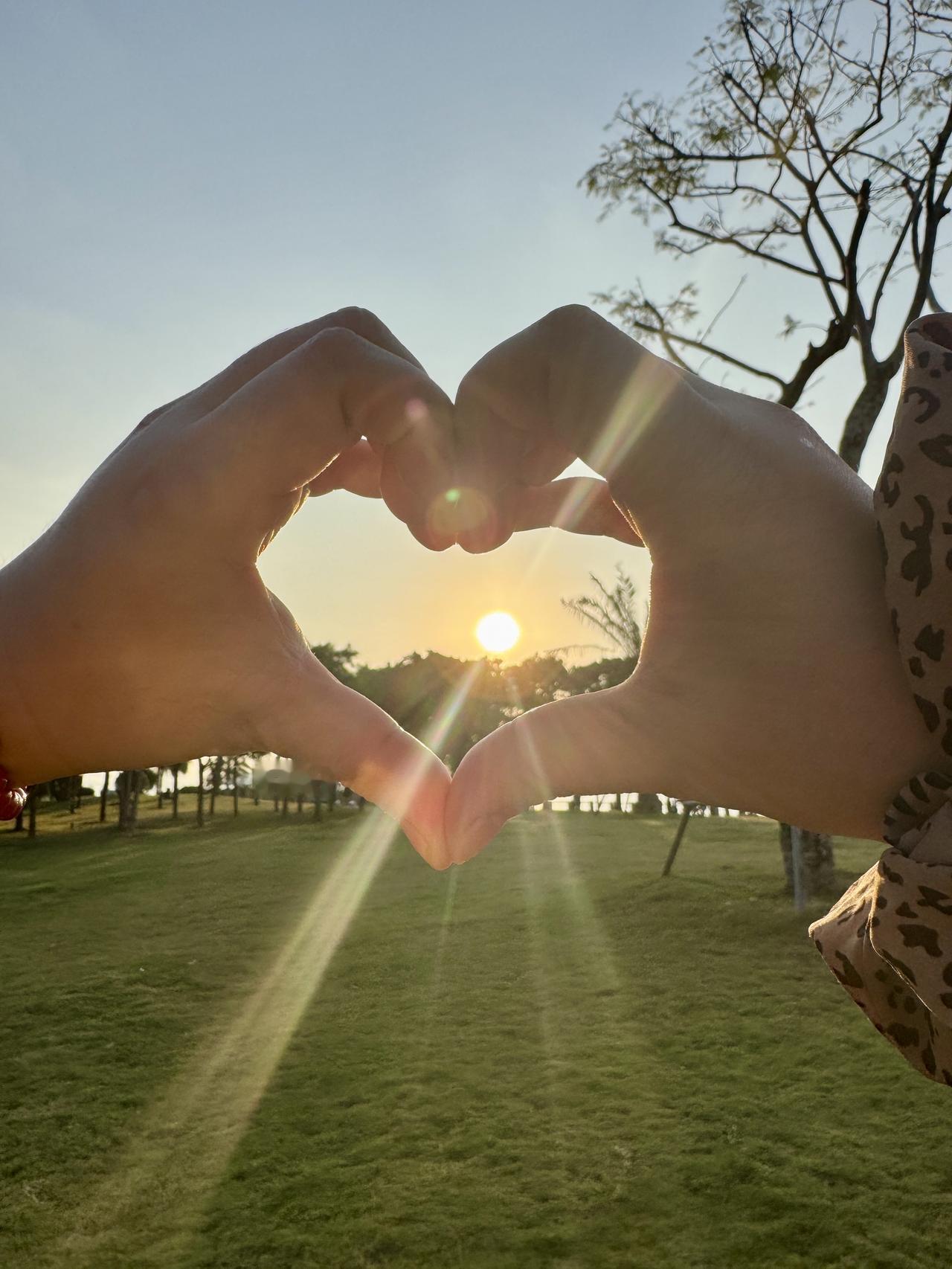 性格真的能改吗？我见过最惨的同事小明，从小内向胆小，连开会都躲在角落。去年他主动