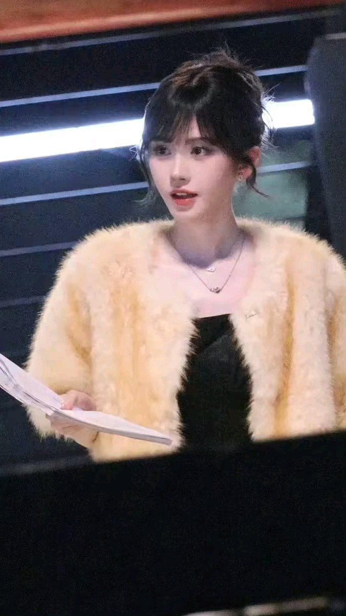 用一句话形容鞠婧祎小编觉得内娱如果要评选真正“纯洁没有一点污点”的艺人那肯定非鞠婧祎莫属，毕竟这可是