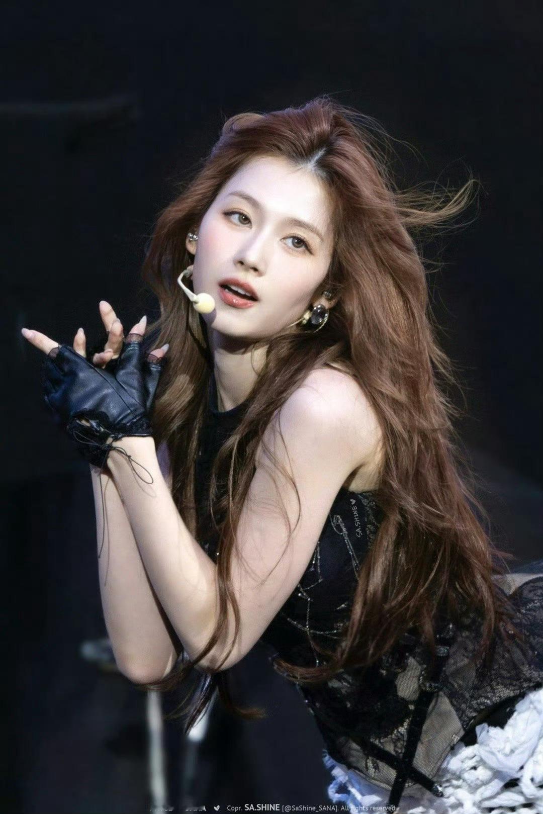 sana/凑崎纱夏拯救丑衣服的美貌老天只有挡上脸我