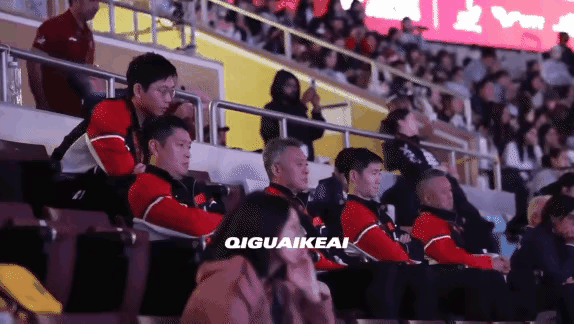 莎莎赢球后，看台上观战的乒乓大佬们的瞬间反应，引人瞩目，有点意思。coco挥动