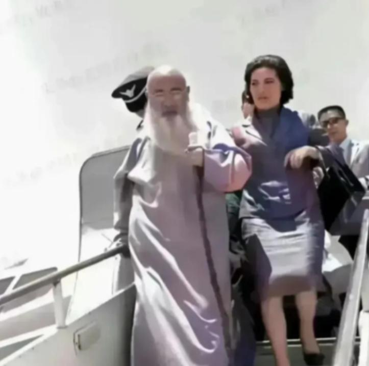 1949年画家张大千不顾劝阻，执意选择南渡，他仅有三张飞往台北的军用机票，带着第