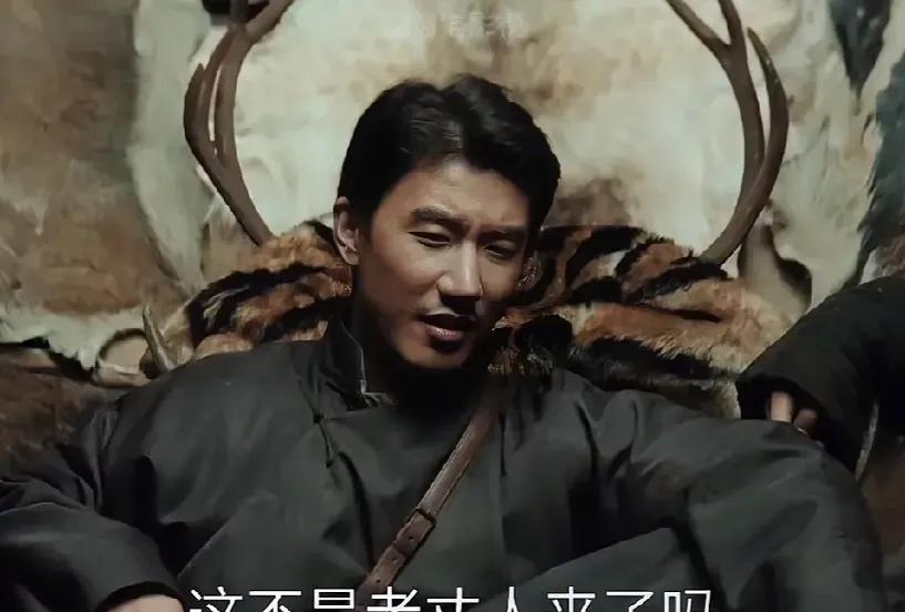 《归队》:花儿（袁姗姗饰演)路上遇到了两个鬼子，她拼命打死一个，她也中弹受伤了，