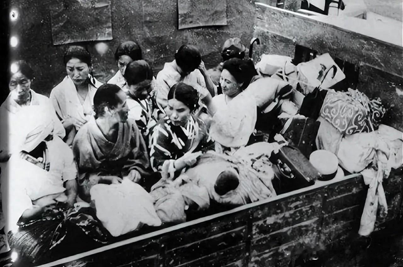 1940年，一群鬼子突然冲进抚松县城，从师范学校抓走了500名女学生，可是没过多